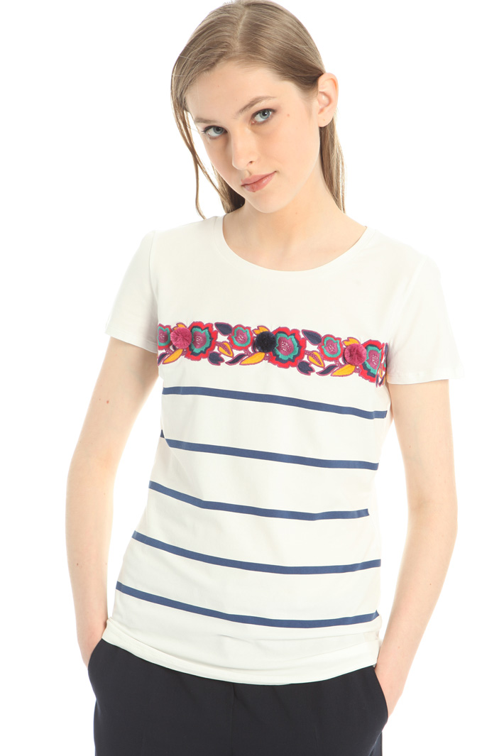 Printed and embroidered T-shirt Intrend Printed and embroidered T-shirt Intrend