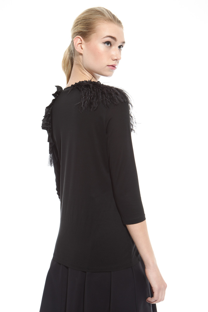 Top con collo gioiello e piume Intrend Top con collo gioiello e piume Intrend
