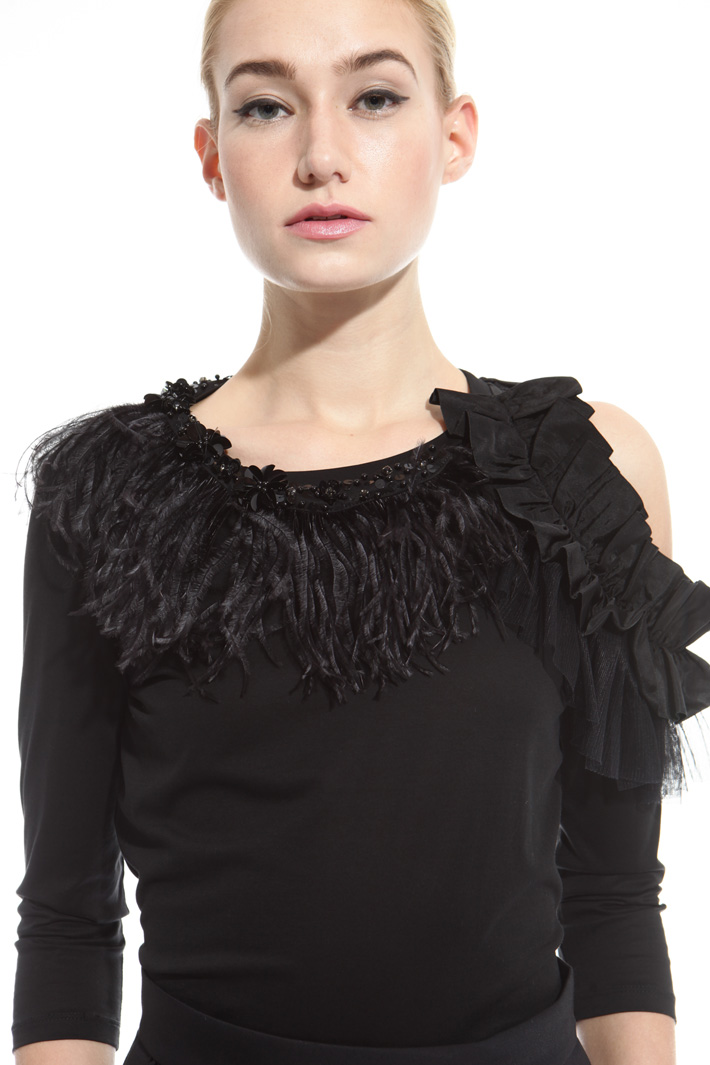 Top con collo gioiello e piume Intrend Top con collo gioiello e piume Intrend