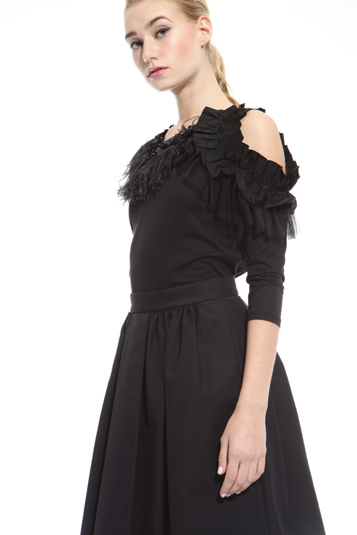 Top con collo gioiello e piume Intrend Top con collo gioiello e piume Intrend
