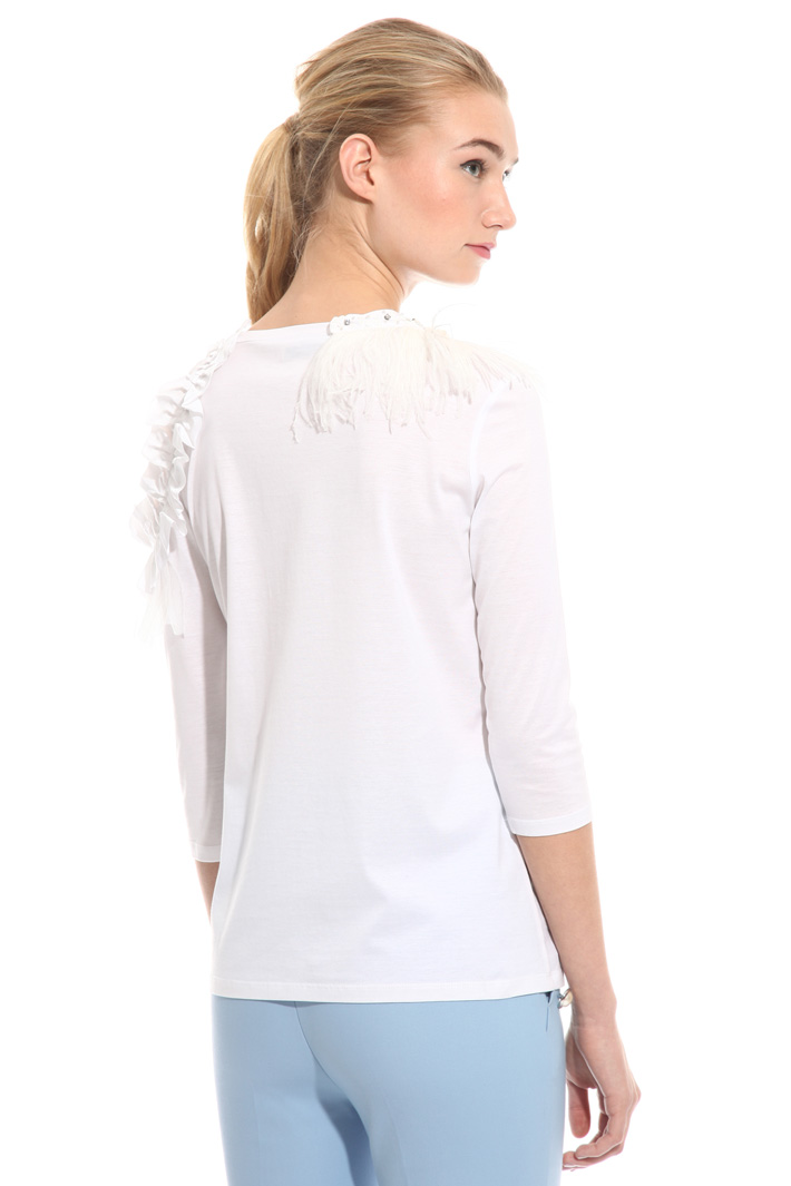 Top con collo gioiello e piume Intrend Top con collo gioiello e piume Intrend
