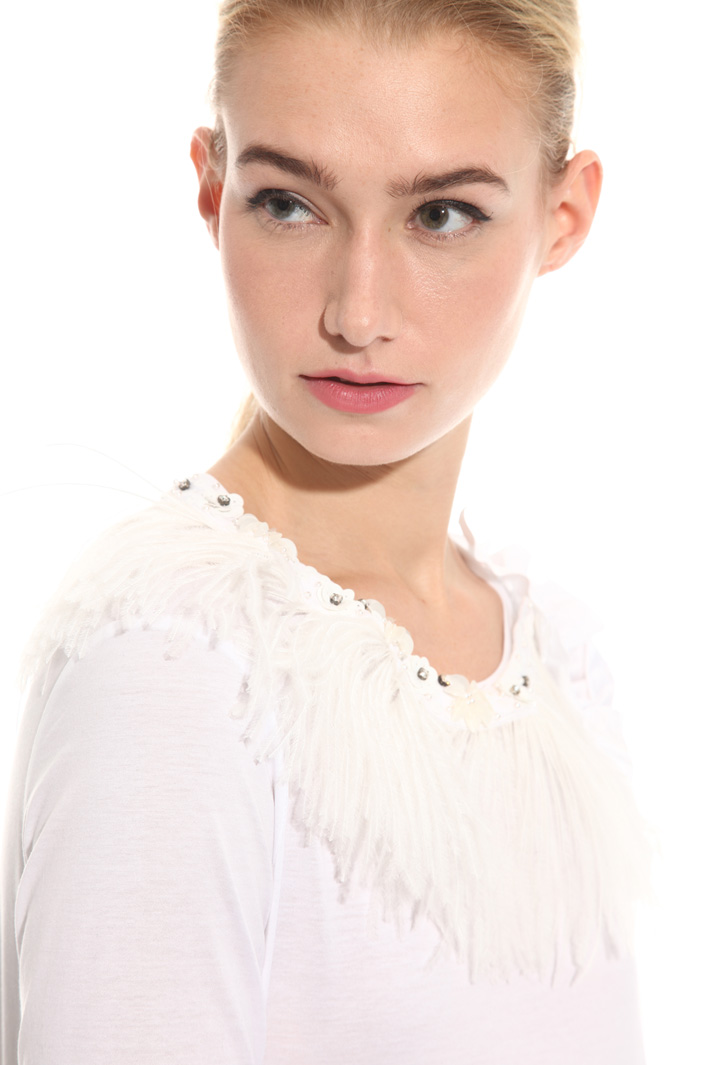 Top con collo gioiello e piume Intrend Top con collo gioiello e piume Intrend