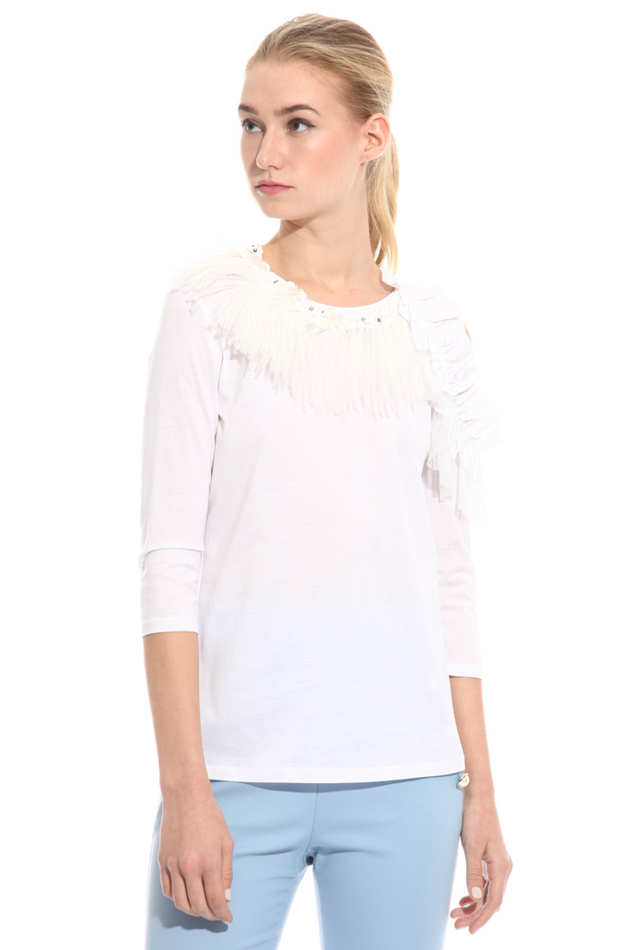 Top con collo gioiello e piume Intrend Top con collo gioiello e piume Intrend