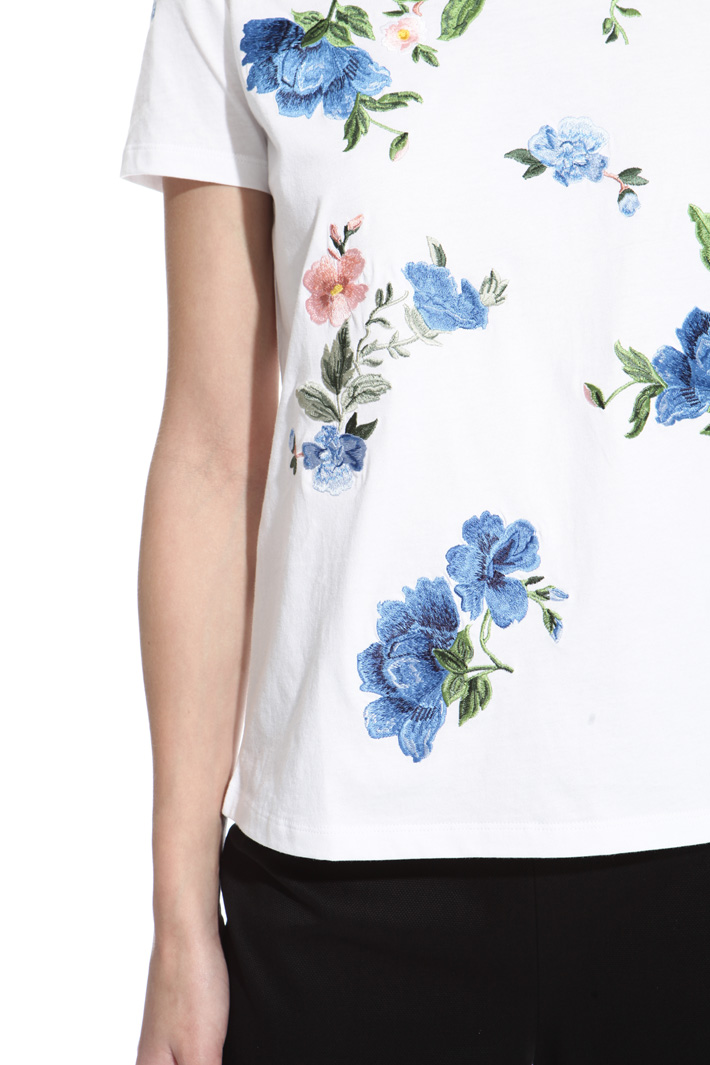 T-shirt con ricami a contrasto Intrend T-shirt con ricami a contrasto Intrend