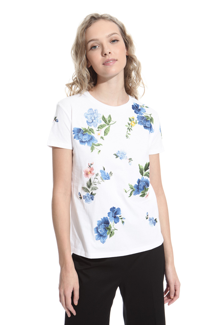 T-shirt con ricami a contrasto Intrend T-shirt con ricami a contrasto Intrend