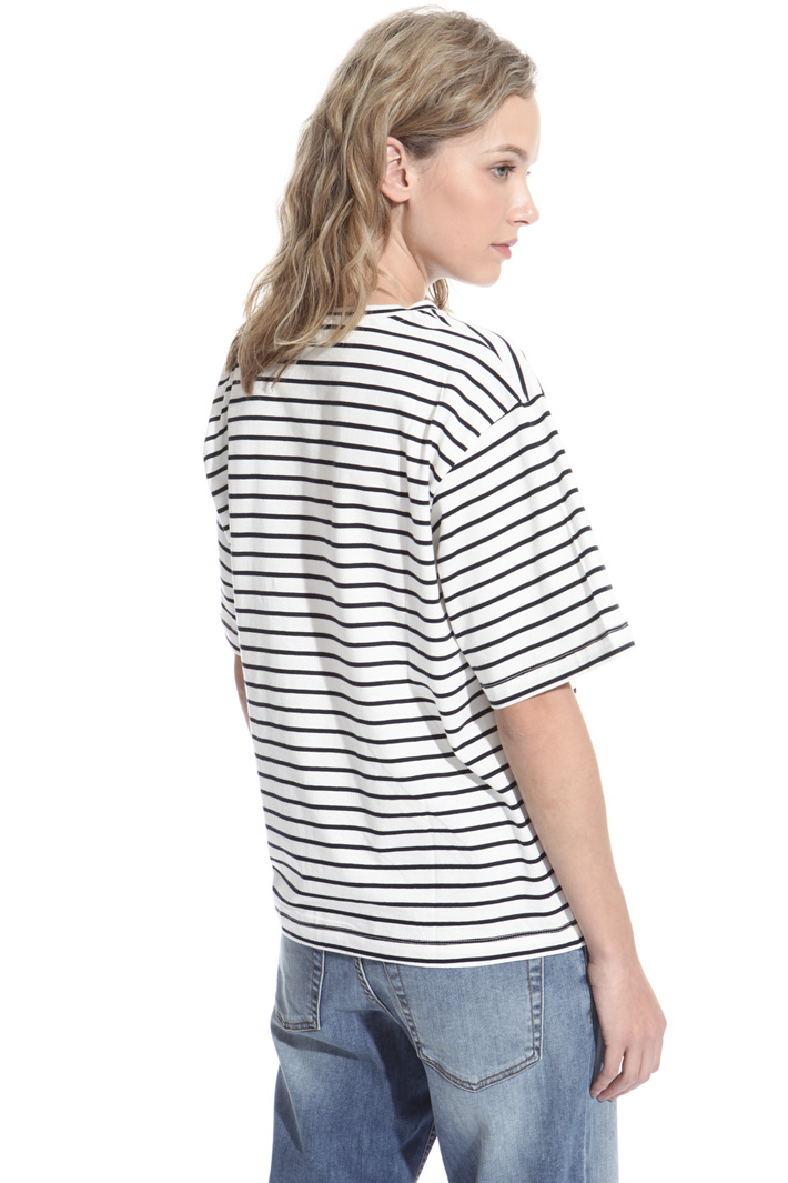 T-shirt con ricami bijoux Intrend T-shirt con ricami bijoux Intrend