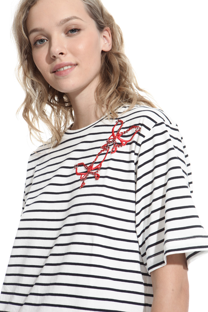 T-shirt con ricami bijoux Intrend T-shirt con ricami bijoux Intrend
