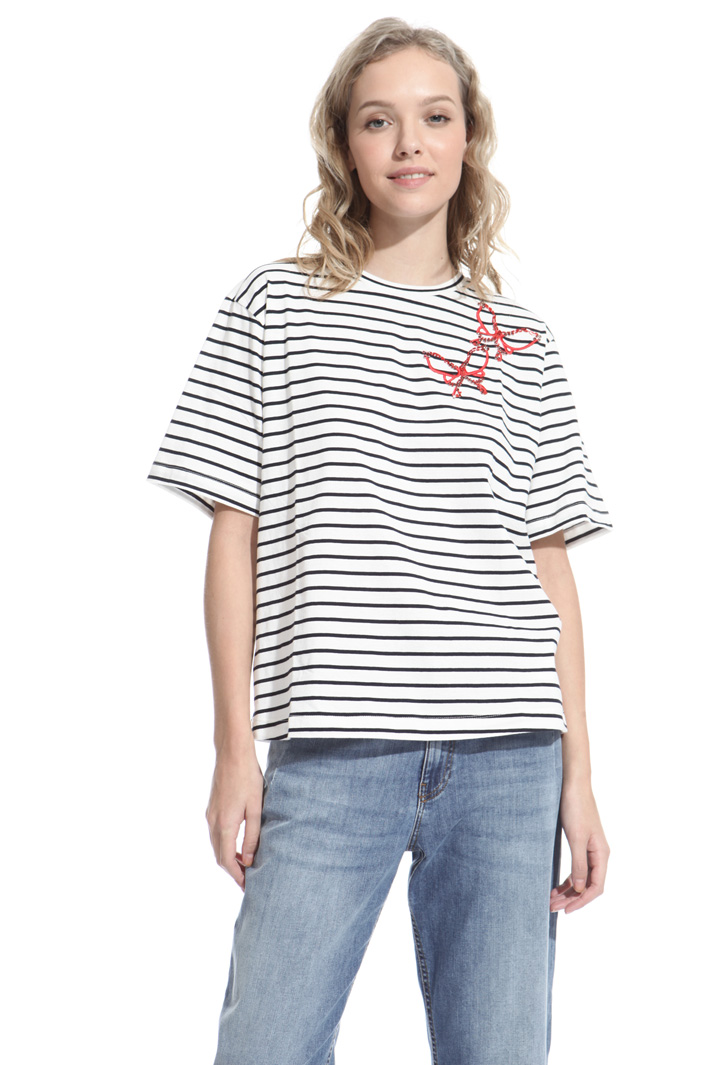 T-shirt con ricami bijoux Intrend T-shirt con ricami bijoux Intrend