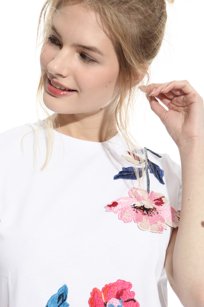T-shirt con ricami applicati Intrend T-shirt con ricami applicati Intrend
