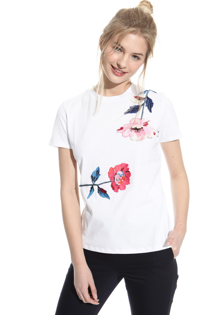 T-shirt con ricami applicati Intrend T-shirt con ricami applicati Intrend