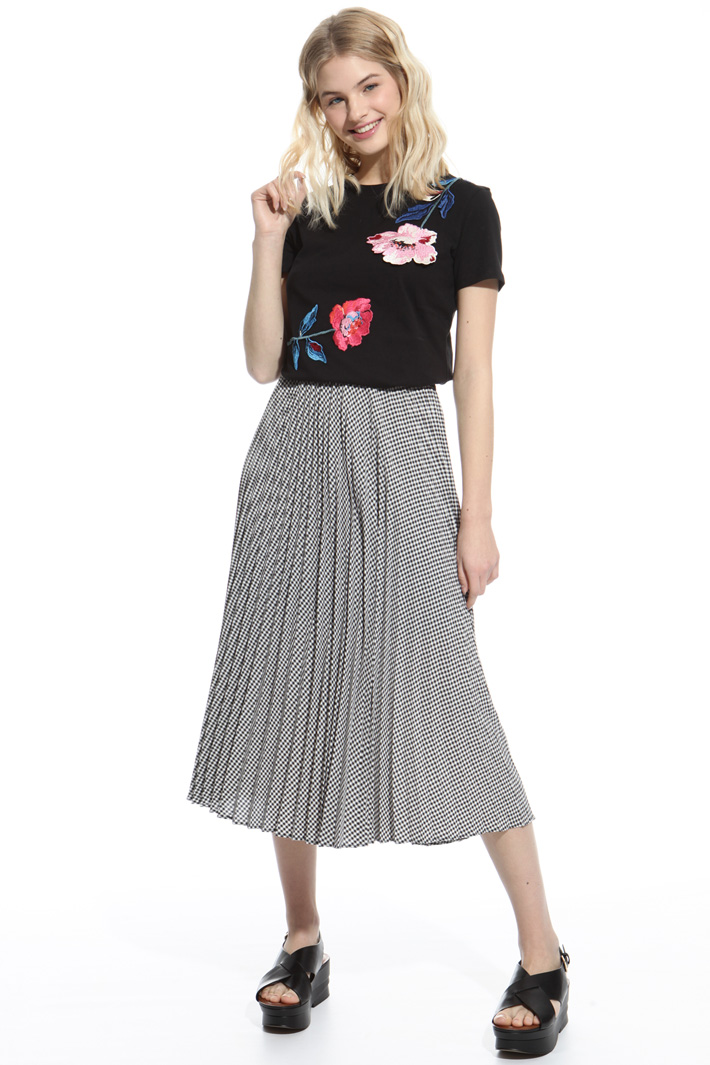 T-shirt with appliqués Intrend T-shirt with appliqués Intrend