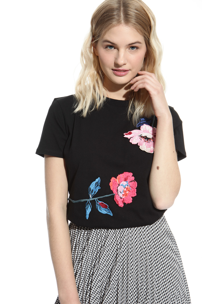 T-shirt with appliqués Intrend T-shirt with appliqués Intrend