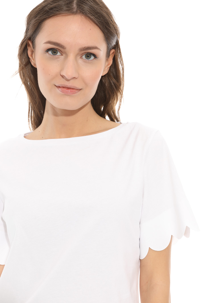 Scalloped hem T-shirt Intrend Scalloped hem T-shirt Intrend