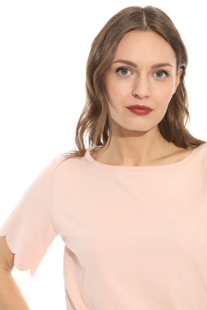 Scalloped hem T-shirt Intrend Scalloped hem T-shirt Intrend