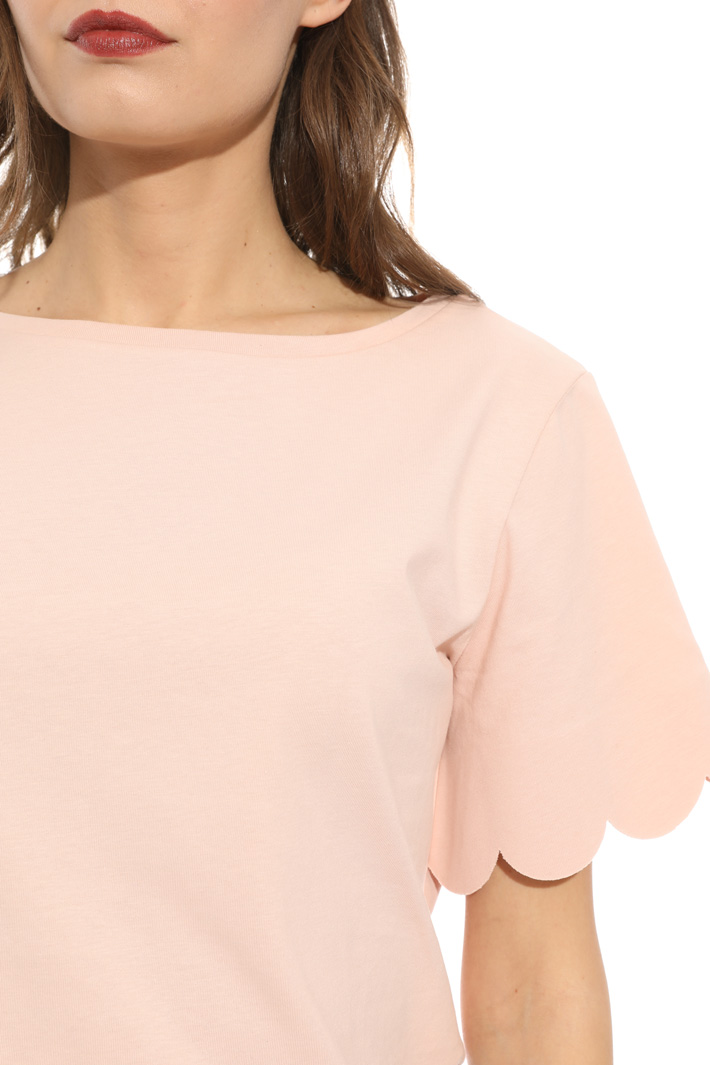 Scalloped hem T-shirt Intrend Scalloped hem T-shirt Intrend