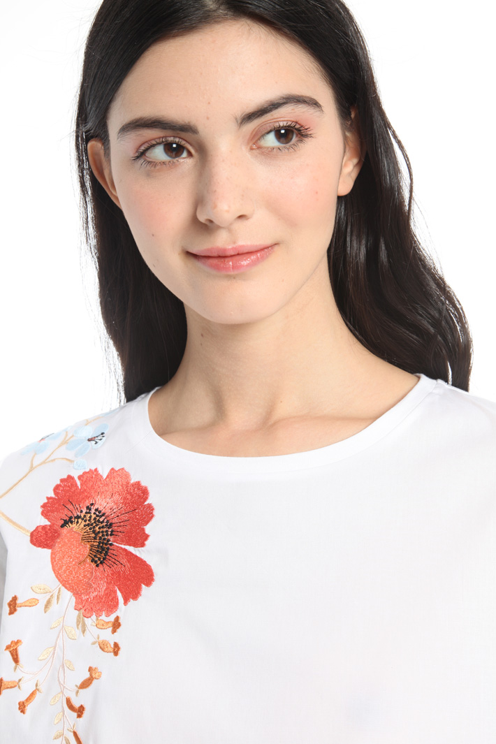 T-shirt con ricami floreali Intrend T-shirt con ricami floreali Intrend