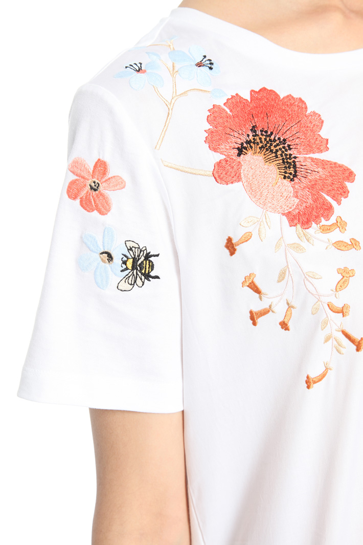 T-shirt con ricami floreali Intrend T-shirt con ricami floreali Intrend