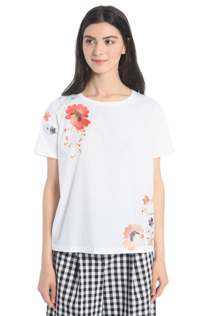 T-shirt con ricami floreali Intrend T-shirt con ricami floreali Intrend