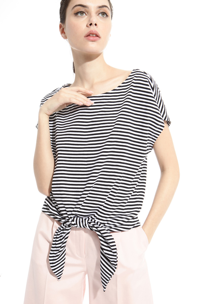 Knotted T-shirt Intrend Knotted T-shirt Intrend