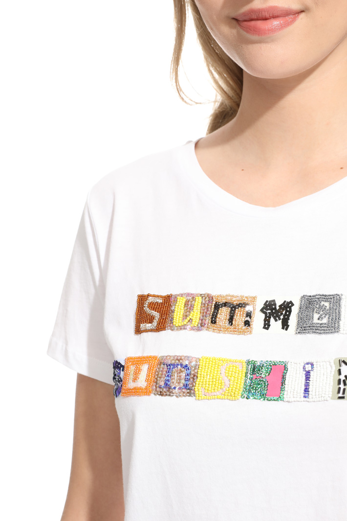 T-shirt con patch Intrend T-shirt con patch Intrend
