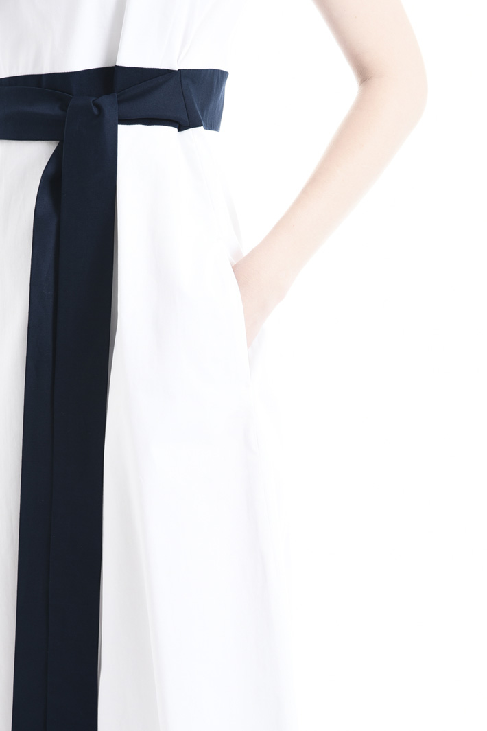 Self-tie sash dress Intrend Self-tie sash dress Intrend