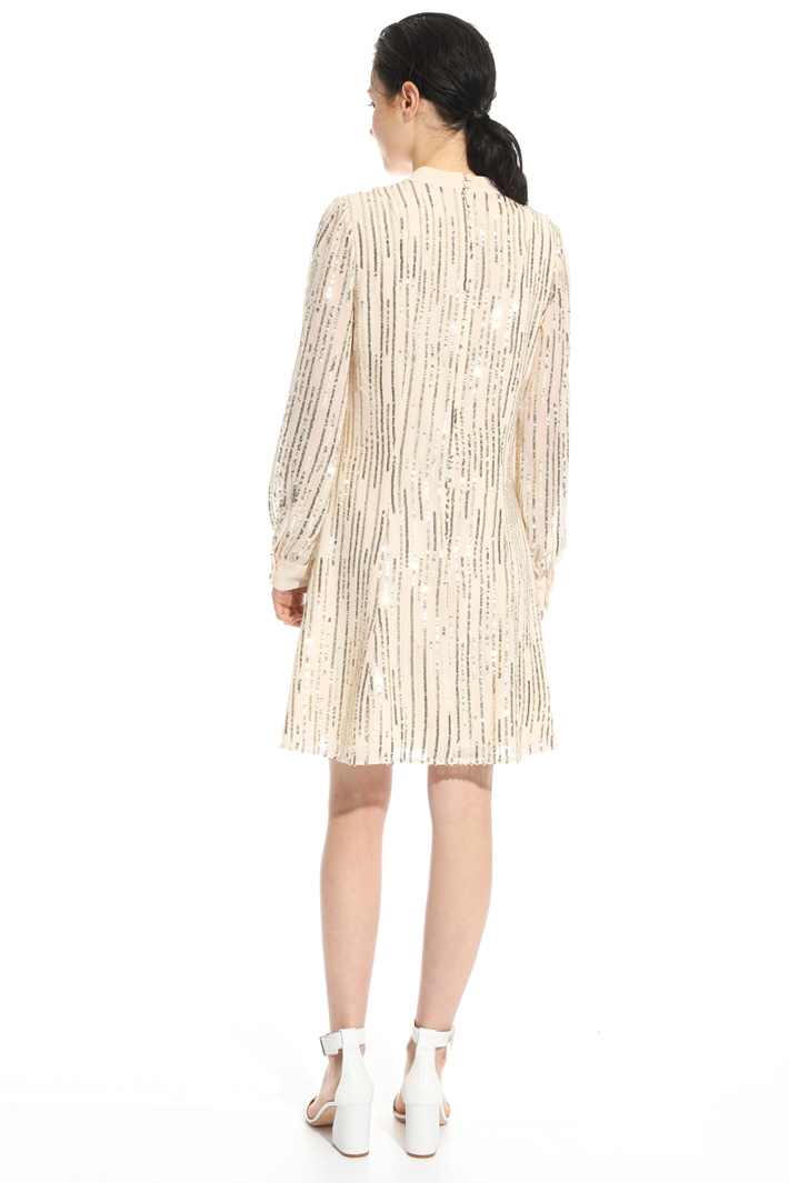 Embroidered sequin dress Intrend Embroidered sequin dress Intrend
