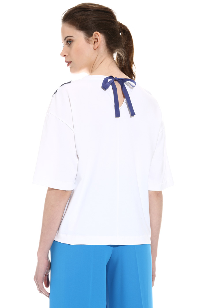 T-shirt con ricami patch Intrend T-shirt con ricami patch Intrend