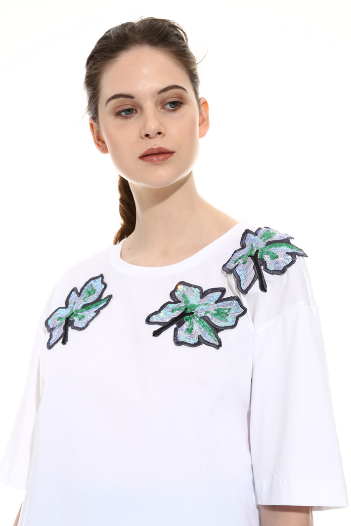 T-shirt con ricami patch Intrend T-shirt con ricami patch Intrend