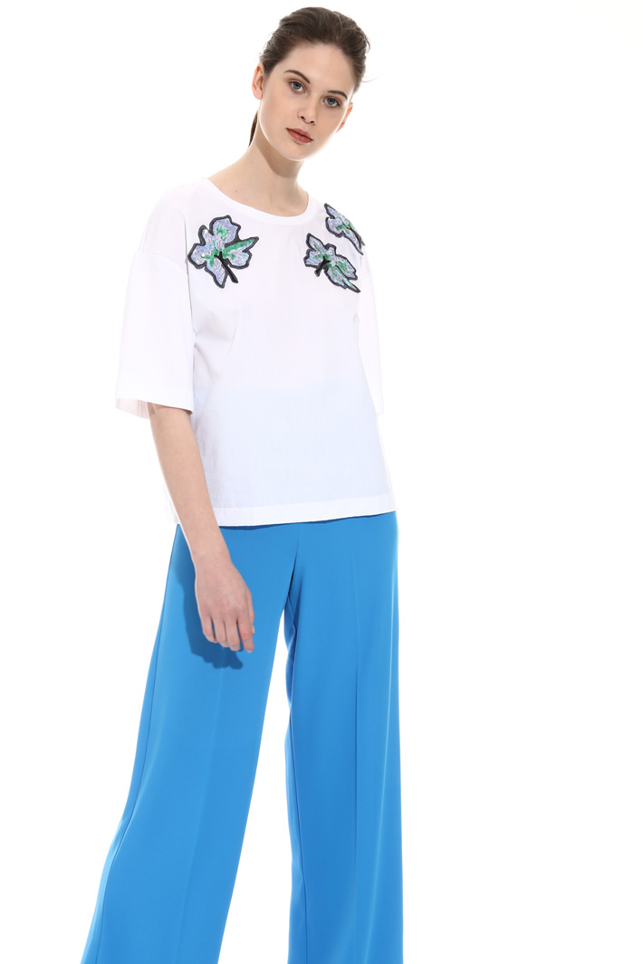 T-shirt con ricami patch Intrend T-shirt con ricami patch Intrend