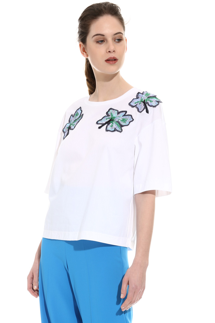 T-shirt con ricami patch Intrend T-shirt con ricami patch Intrend
