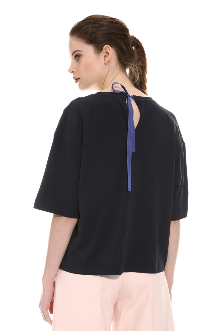 T-shirt con ricami patch Intrend T-shirt con ricami patch Intrend