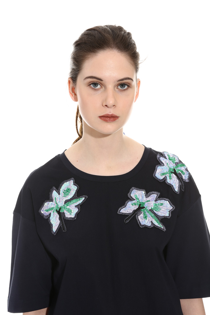 T-shirt con ricami patch Intrend T-shirt con ricami patch Intrend