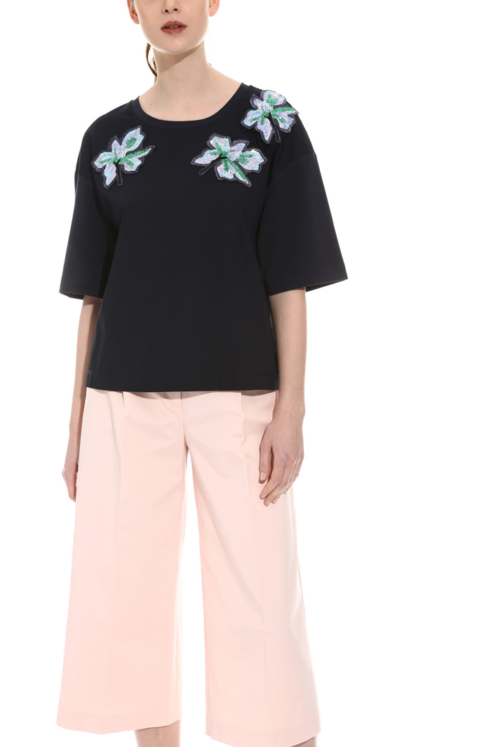 T-shirt con ricami patch Intrend T-shirt con ricami patch Intrend
