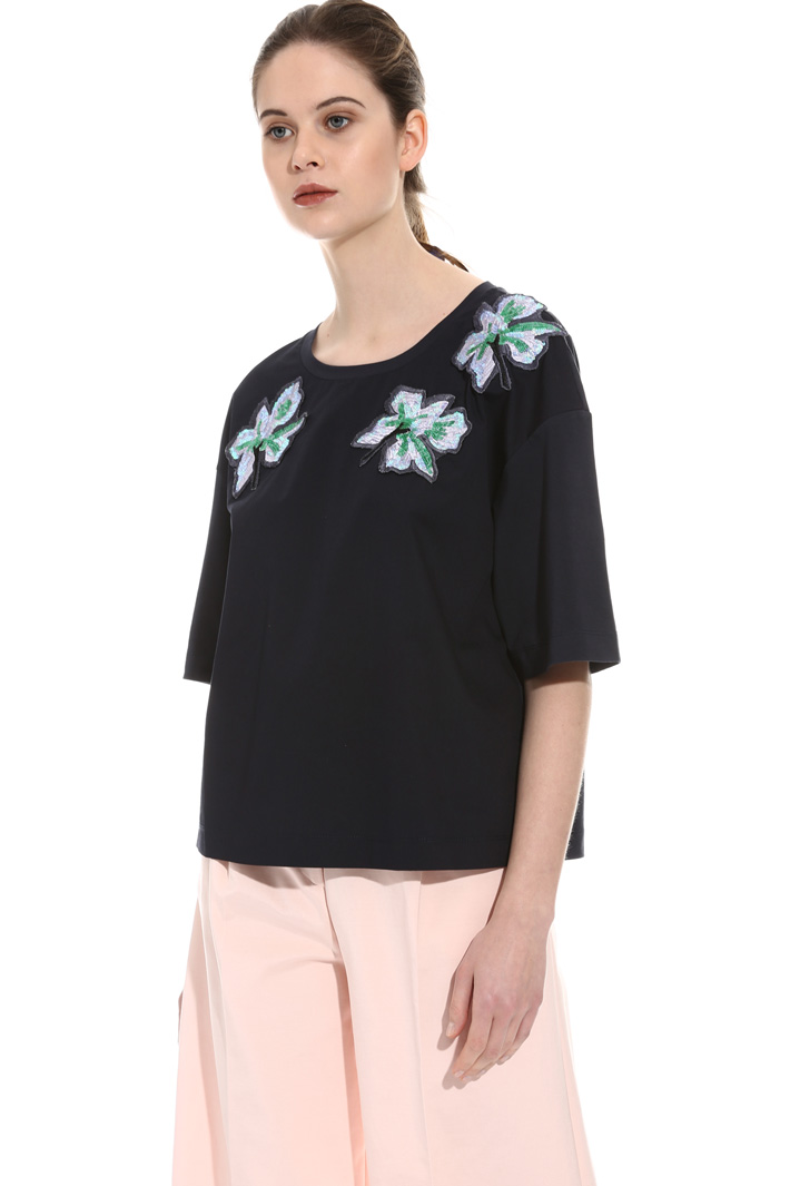 T-shirt con ricami patch Intrend T-shirt con ricami patch Intrend