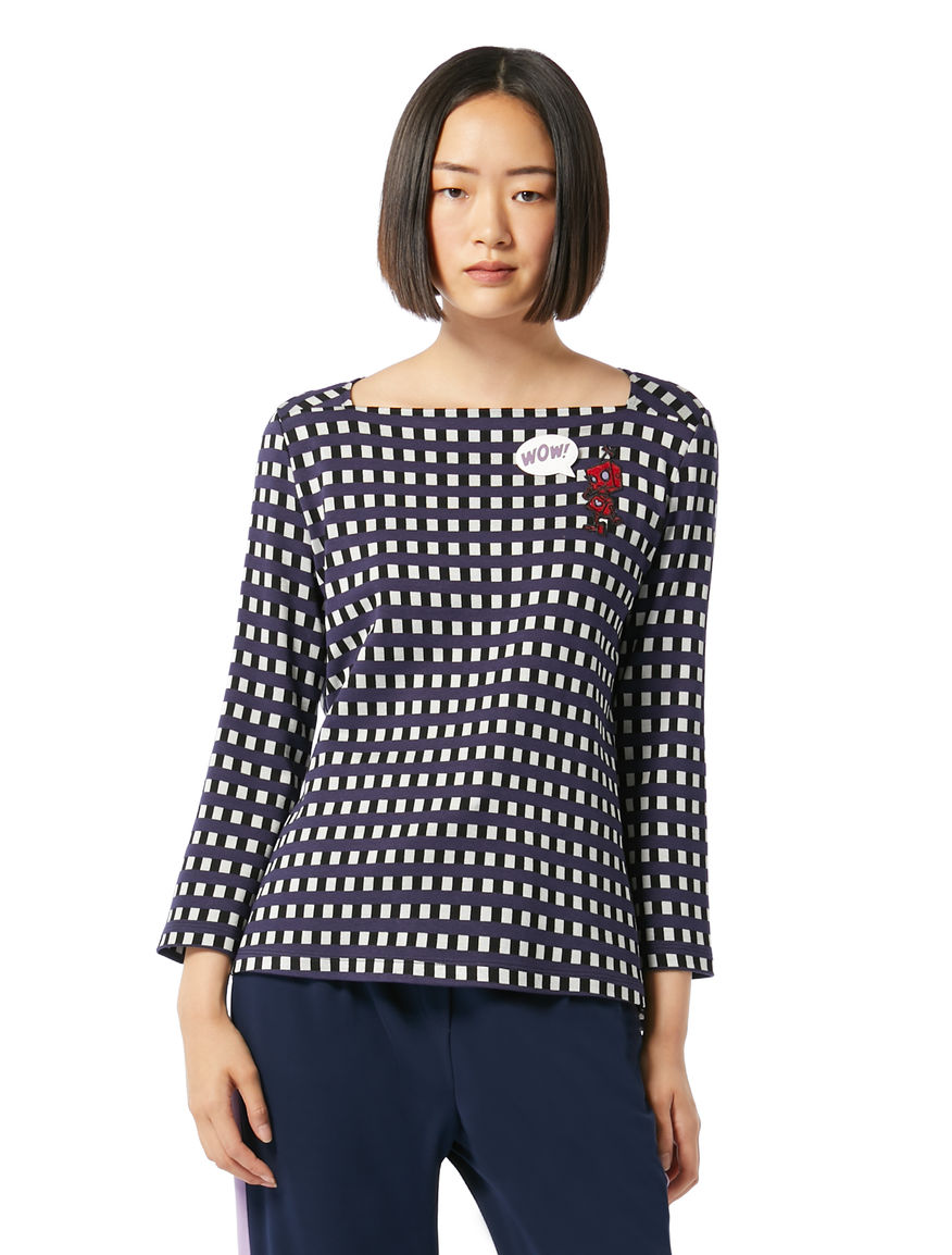 Maglia con patch e spilla Maglia con patch e spilla