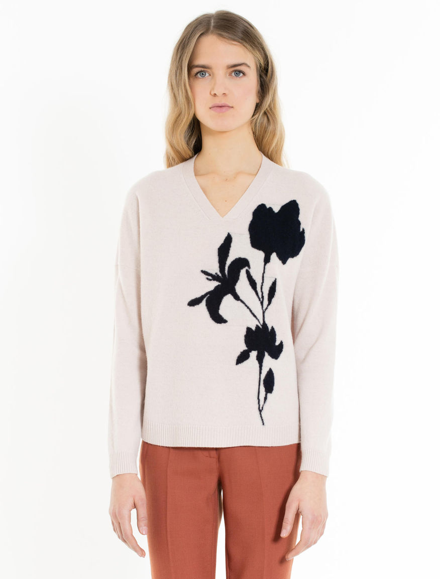 Maglia di lana All’interno del tavolo e della sedia del salotto è certamente un arredamento molto importante, la scelta di un pouf in maglia di lana bello e in accordo con le dimensioni del soggiorno sarebbe una cosa che dovresti notare perché è ciò che determina il comfort dei tuoi ospiti.
