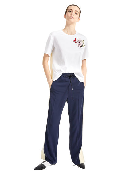 T-shirt con fiore ricamato e pieghe