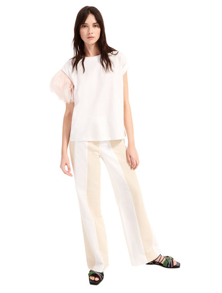 T-shirt con dettaglio di piume