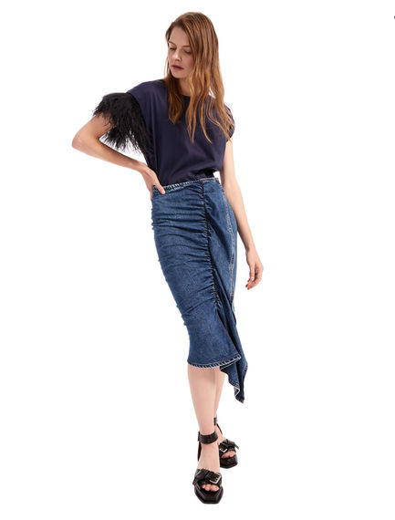 T-shirt con dettaglio di piume