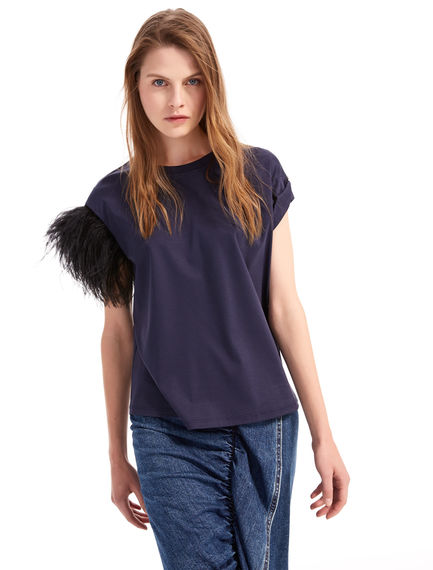 T-shirt con dettaglio di piume